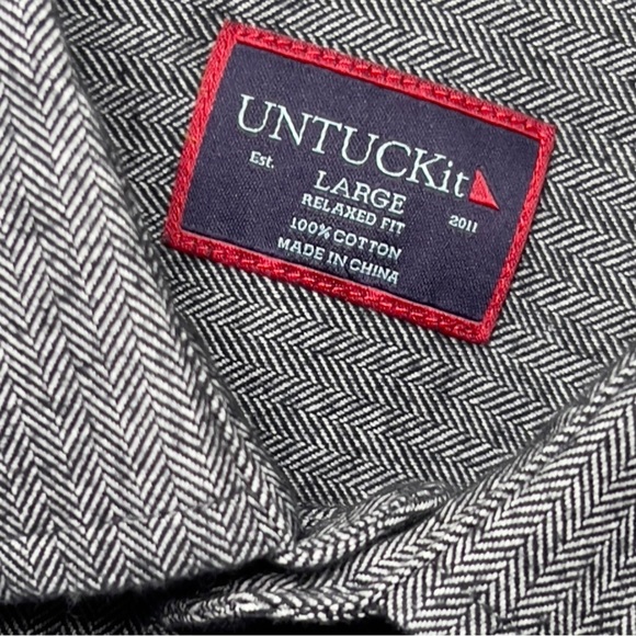 UNTUCK IT Large Slim Fit Light Flannel Chevron Gray Button Downs. 100% Cotton. - Picture 6 of 9